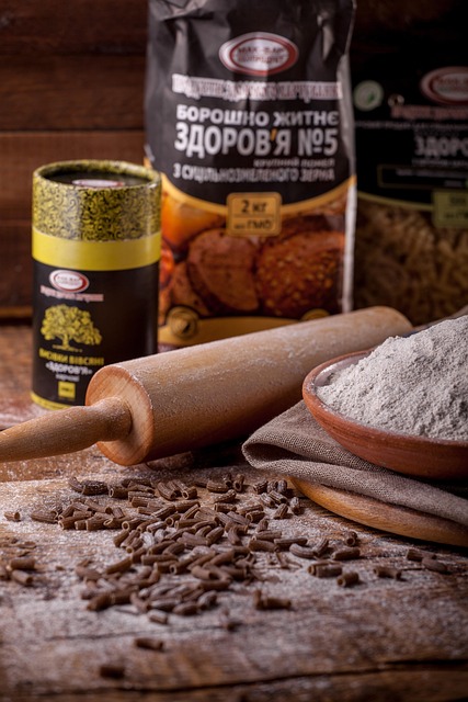 나무 밀대와 통밀 파스타 면, 곡물 가루가 놓여 있는 빈티지 나무 테이블