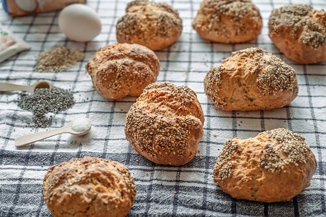 체크무늬 천 위에 놓인 씨앗이 듬뿍 뿌려진 갓 구운 곡물빵